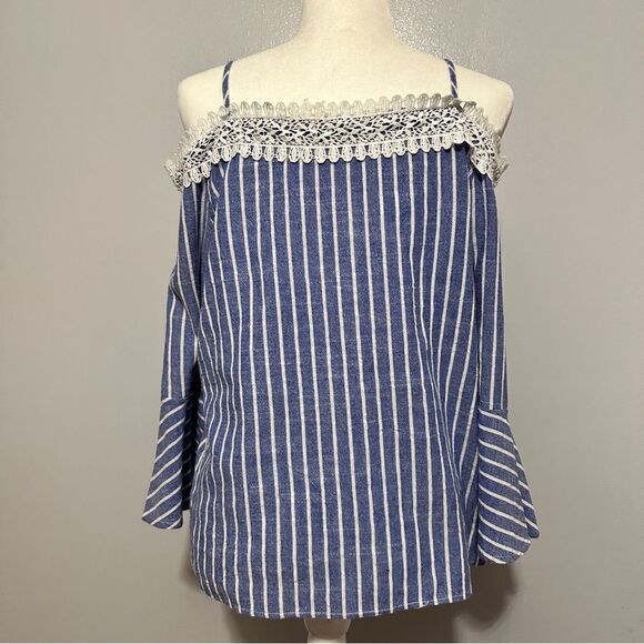 Lipslide blue and white striped off the shoulder top. Size M - Picture 4 of 6